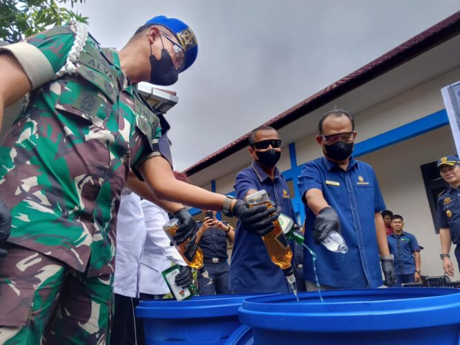 Bea Cukai Palangka Raya Hancurkan Ratusan Ribu Batang Rokok dan Minuman Keras Ilegal