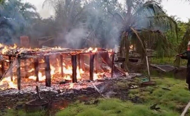 Dilahap Si Jago Merah, Rumah Kayu dan Gudang Hangus Terbakar.