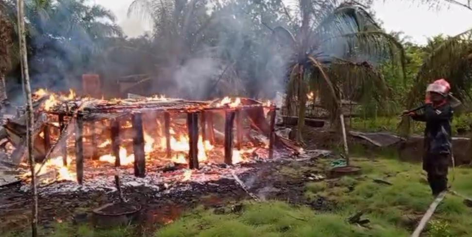 Dilahap Si Jago Merah, Rumah Kayu dan Gudang Hangus Terbakar.