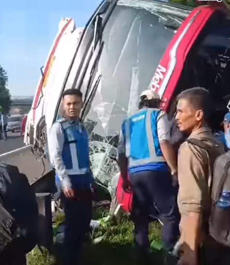 Tragedi di Tol Semarang – Bawen : Bus Rombongan Kades Pulang Pisau Terbalik!